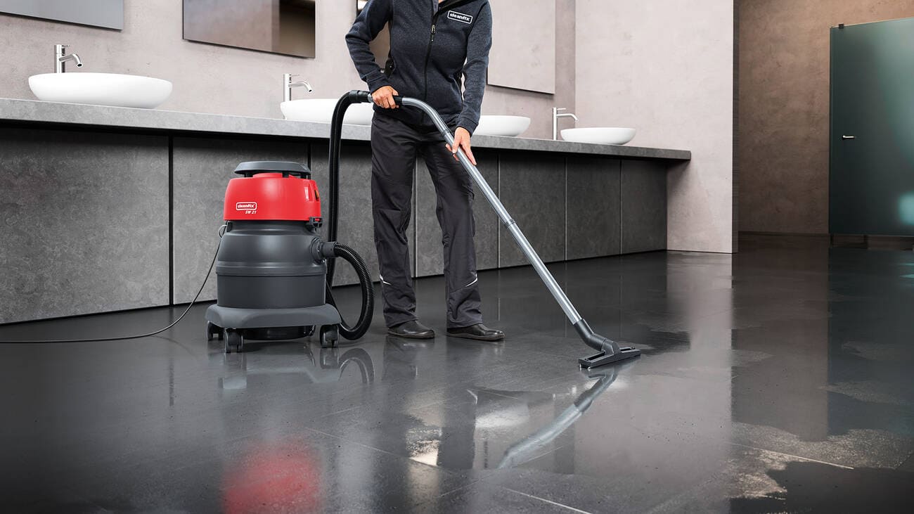 Aspirateur industriel et nettoyeur haute pression sur un chantier professionnel